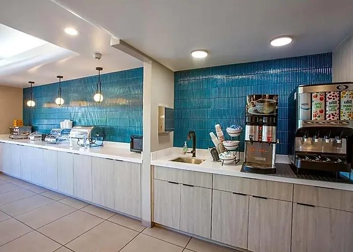 Country & By Radisson, Airport, Az Hotel 4*
